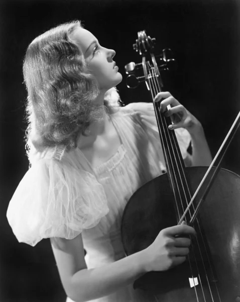 Молодая женщина играет на виолончели — стоковое фото