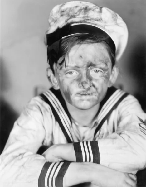 Chłopiec w stroju żeglarzy z brudną twarzą — Zdjęcie stockowe