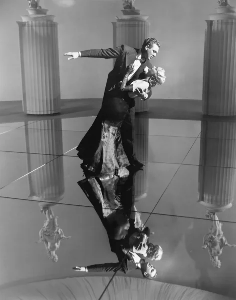 Casal elegante dançando juntos — Fotografia de Stock
