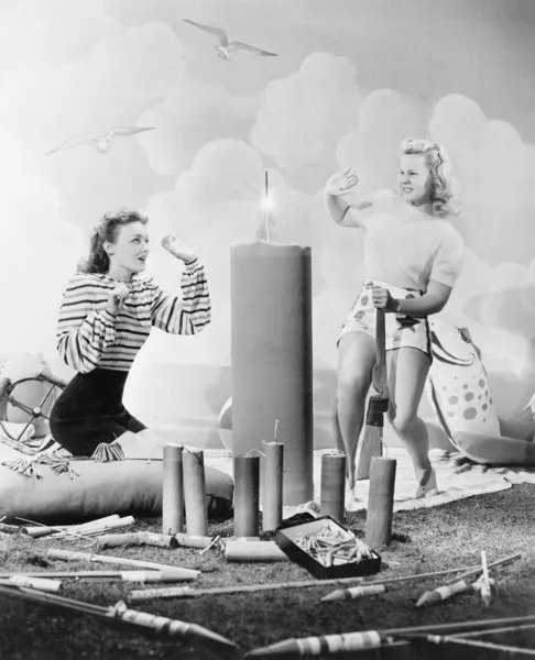 Dvě ženy, seděli kolem ohně díla — Stock fotografie