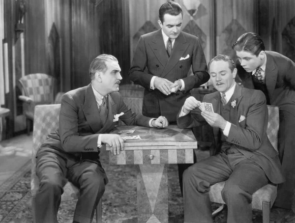 Τέσσερις άνδρες παίζουν χαρτιά — Φωτογραφία Αρχείου