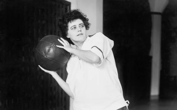 Ung kvinna tränar med en medicin boll — Stockfoto