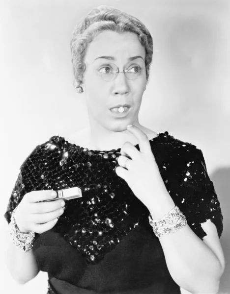 Jovem mulher tomando uma pílula na boca — Fotografia de Stock