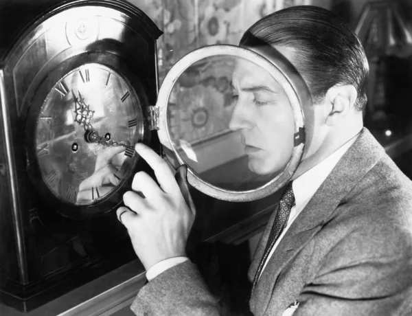 Άνθρωπος ρύθμιση ένα ρολόι — Φωτογραφία Αρχείου