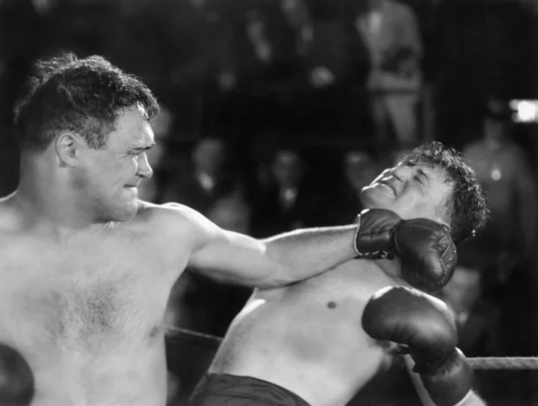 Boxer memberikan pukulan — Stok Foto