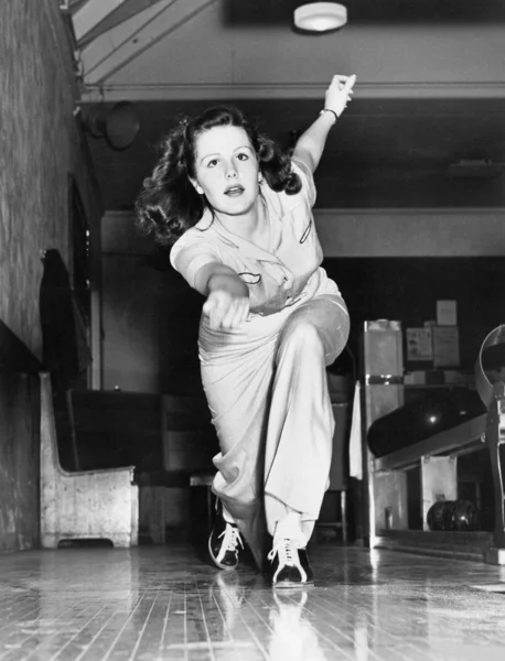 Mladá žena hraje bowling — Stock fotografie