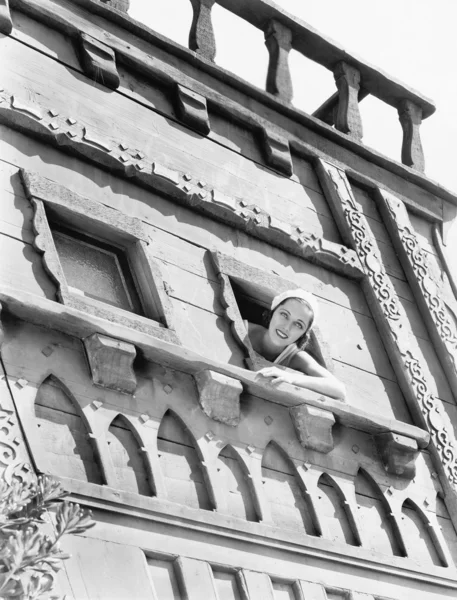 Giovane donna che guarda fuori da una finestra di un castello — Foto Stock