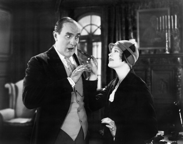 Женщина дарит мужчине сигару
