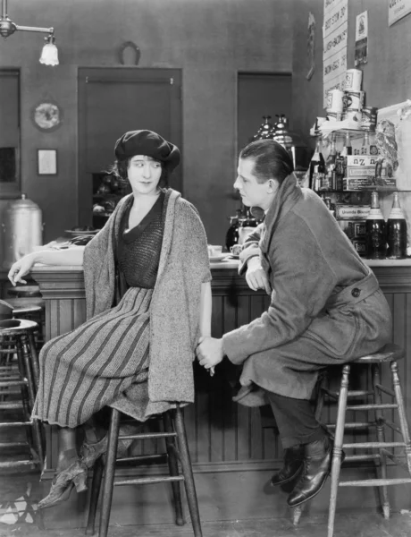 Ζευγάρι, κάθονται μαζί σε ένα μπαρ κοιτάζοντας ο ένας τον άλλον — Φωτογραφία Αρχείου