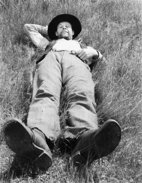 Homem relaxante no prado — Fotografia de Stock