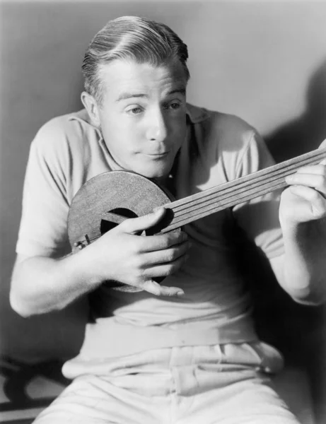 Άνθρωπος που παίζει λαγούτο, ενός μικρού οργάνου — Φωτογραφία Αρχείου
