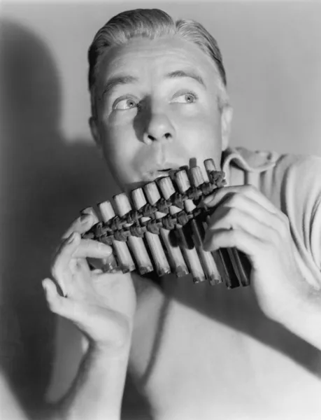 Homem tocando flauta de panela — Fotografia de Stock