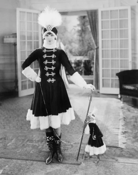 Mode is niet een aap op haar rug, als een jonge vrouw de dezelfde kosak outfit als haar huisdier draagt — Stockfoto