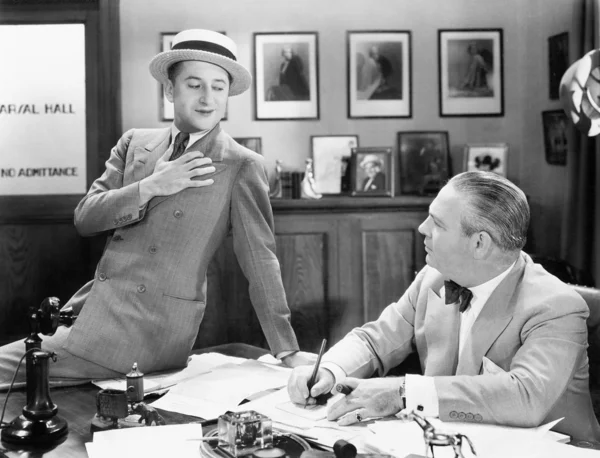 Δύο άνδρες σε ένα γραφείο που μιλούν μεταξύ τους — Φωτογραφία Αρχείου