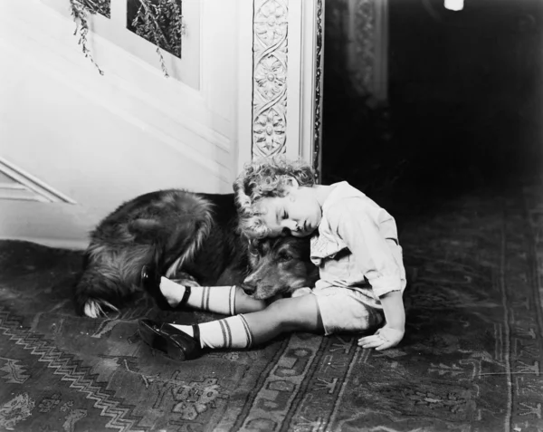Liten pojke och hans hund sova — Stockfoto