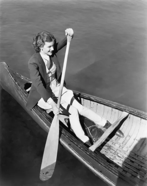 Jeune femme dans un canot à rames — Photo