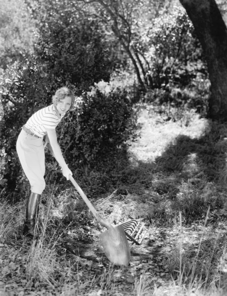 Молода жінка в саду займається садівництвом — стокове фото