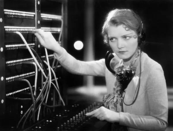Młoda kobieta pracuje jako operator telefoniczny — Zdjęcie stockowe