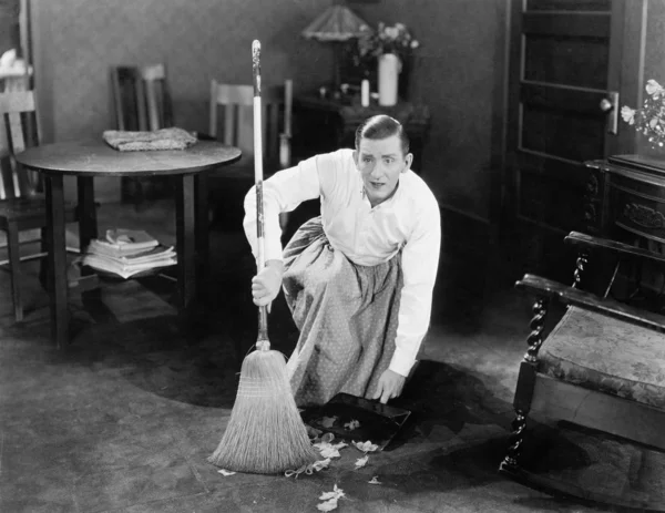 Άνθρωπος καθαρισμό με μια σκούπα — Φωτογραφία Αρχείου