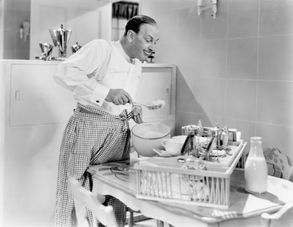 Hombre preparando comida en una cocina —  Fotos de Stock