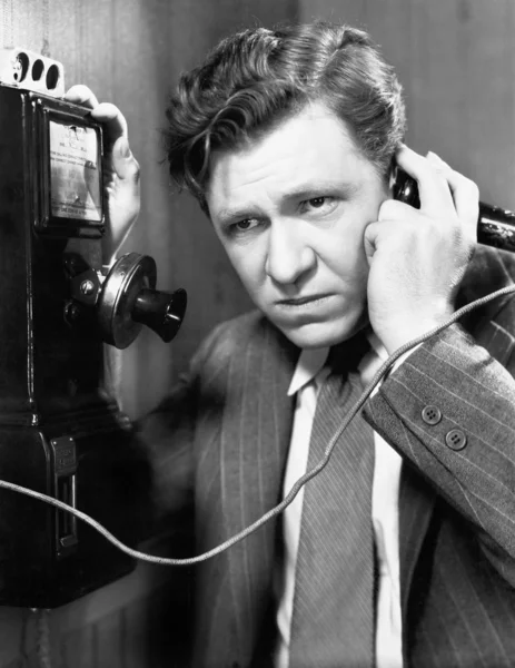 En man lyssnar på telefon — Stockfoto