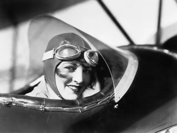帽子とうがい複葉機に座っている若い女性 — ストック写真