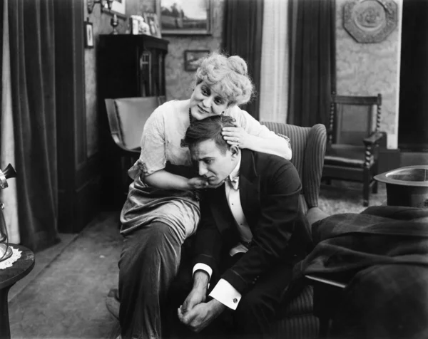 Donna che consola un uomo triste — Foto Stock