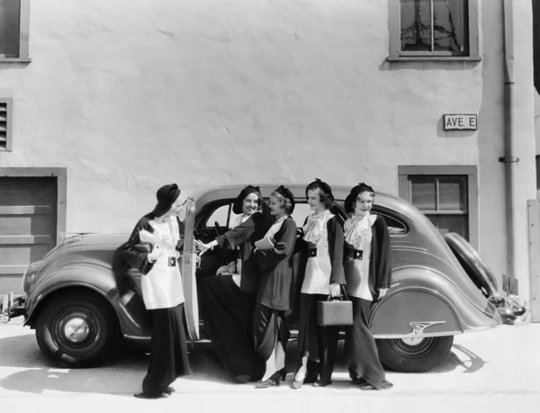 Five women standing in front of a car — Zdjęcie stockowe