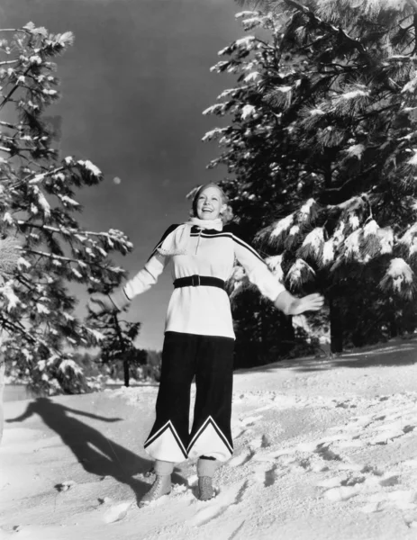 雪の丘の上に立っている若い女性 — ストック写真