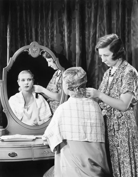 Uma mulher a fazer o cabelo de outra mulher — Fotografia de Stock