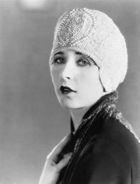 Junge Frau mit Perlenmütze — Stockfoto
