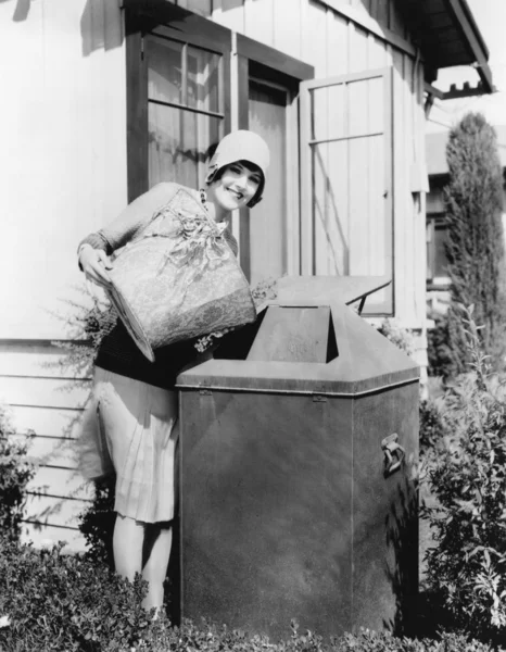 Νεαρή γυναίκα θέση σκουπίδια σε ένα κάδο απορριμμάτων — Φωτογραφία Αρχείου