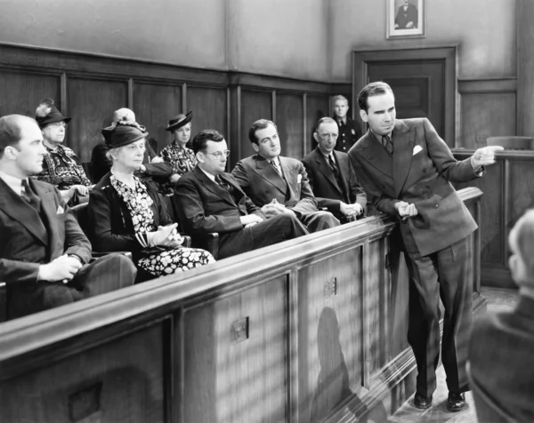 Advocaat in gesprek met de jury — Stockfoto