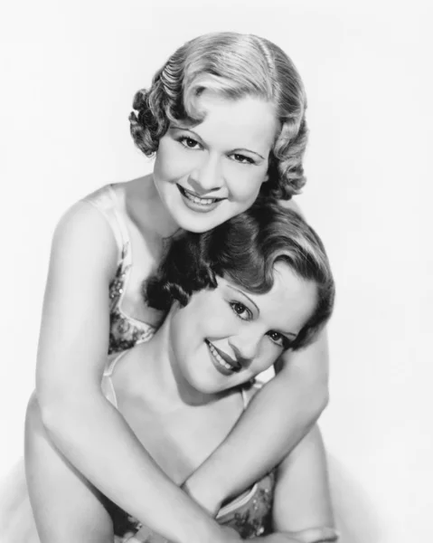 Zwei Frauen umarmen sich — Stockfoto