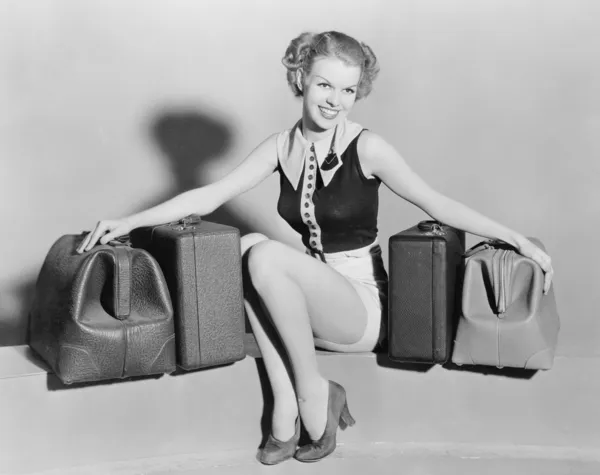 Mujer joven con bolsas viejas — Foto de Stock
