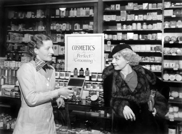 在一家药店看着对方的两个女人 — 图库照片