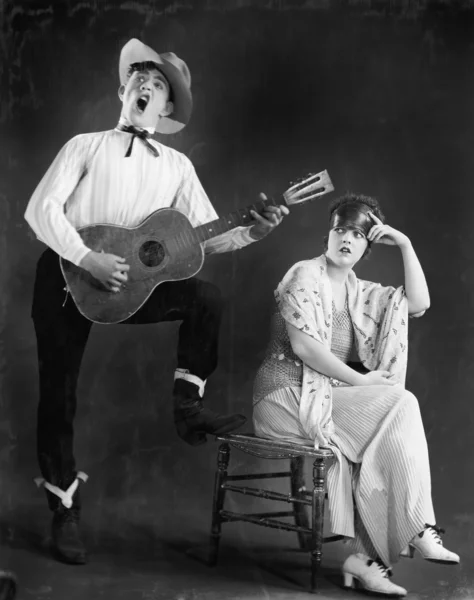 Cowboy singt und spielt seiner Freundin sein Herz aus — Stockfoto