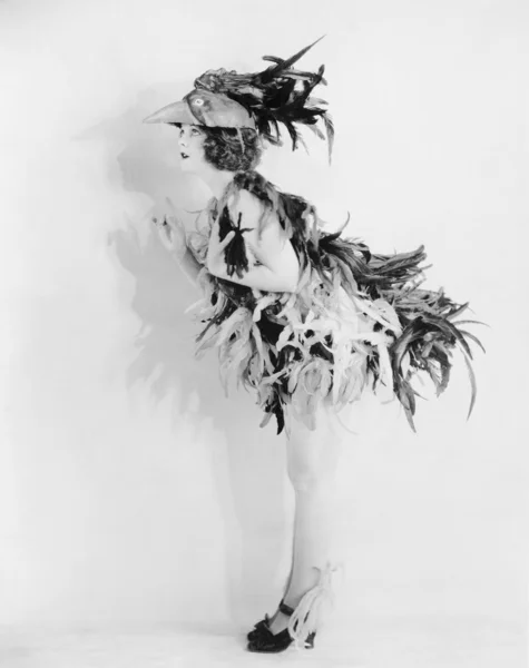 Νεαρή γυναίκα ντυμένος σαν ένα πουλί είναι φτερωτά επάνω και καμία θέση για να πάει — Φωτογραφία Αρχείου