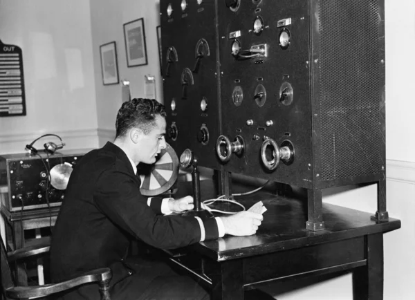 Homme travaillant sur une radio — Photo