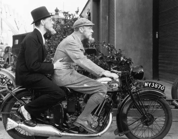 Twee mannen rijden een motorfiets — Stockfoto