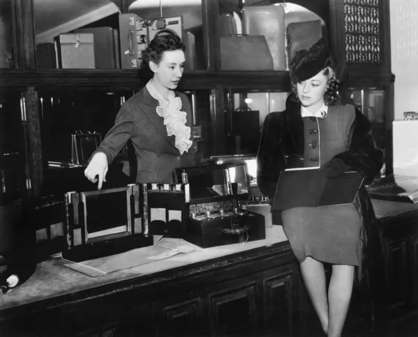 Dos mujeres en una tienda por departamentos — Foto de Stock