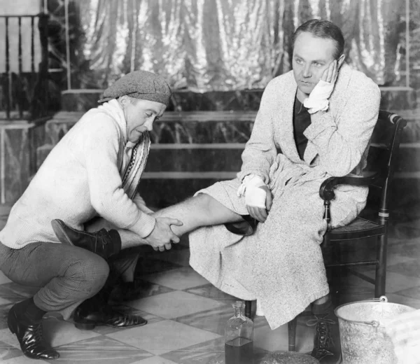 Hombre dando un masaje a un boxeador — Foto de Stock