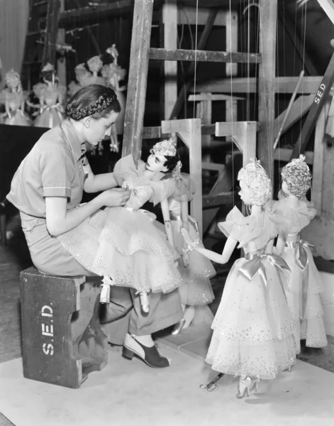 Jeune femme travaillant avec des marionnettes sur une ficelle — Photo