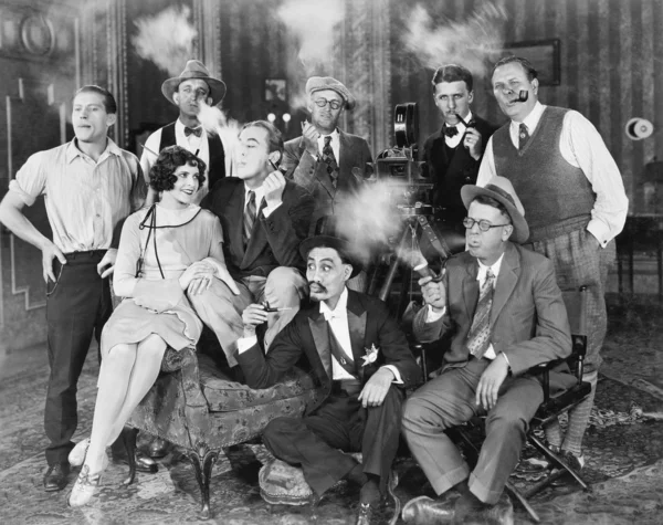 Grupo de sentar em uma sala de estar fumando — Fotografia de Stock