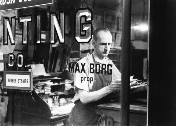 Hombre trabajando en su tienda — Foto de Stock