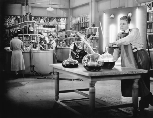 Jóvenes trabajando en un laboratorio de química — Foto de Stock