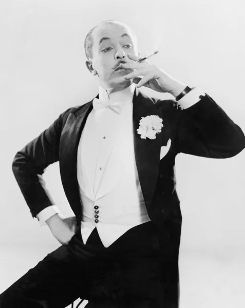 Uomo in cravatta bianca in posa con una sigaretta — Foto Stock