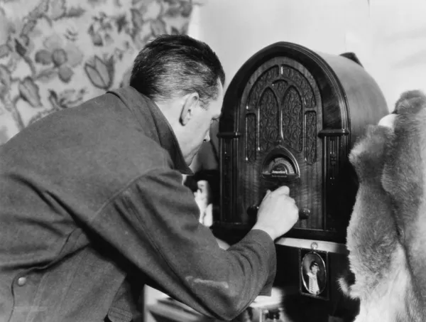 Άνθρωπος tuning το ραδιόφωνο — Φωτογραφία Αρχείου