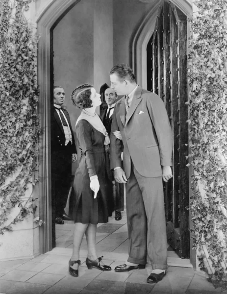 Ζευγάρι στέκεται μπροστά από μια πόρτα και έχοντας έναν αγώνα — Φωτογραφία Αρχείου