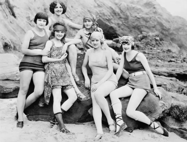 Sechs Frauen posieren am Strand — Stockfoto